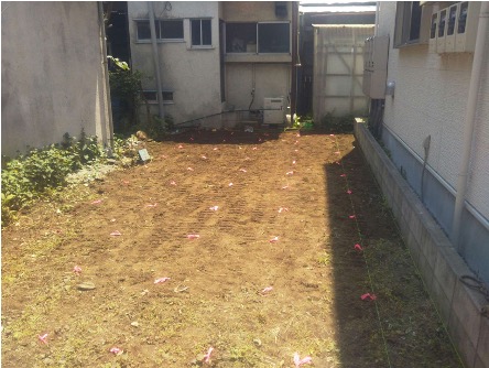 搬入路最小幅1.4mの先で間口2.85mの建物の地盤改良を実施の画像