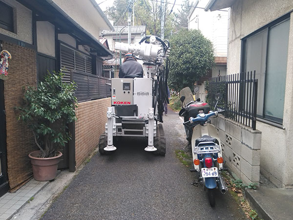 障害物のある狭路搬入状況の画像